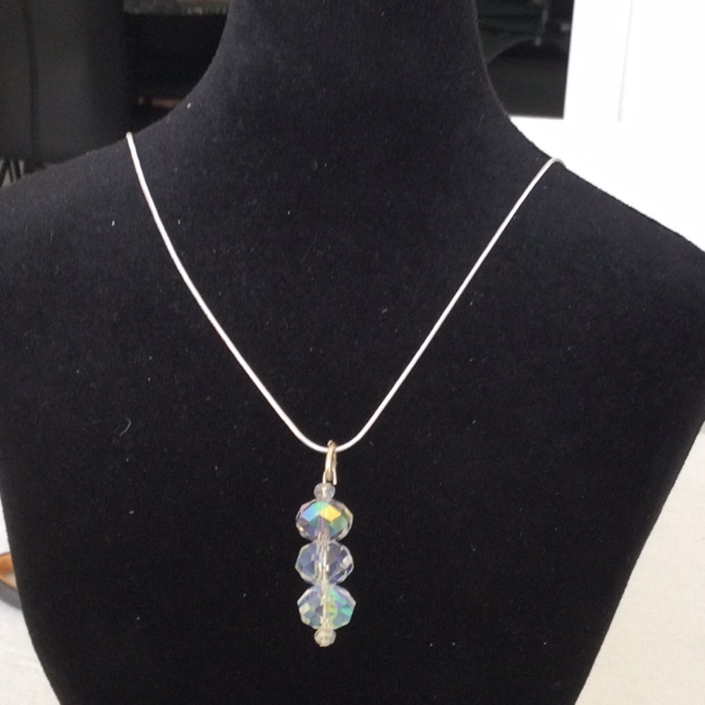 Chic SilverColor  Necklace with Iridescent Beads NWOT *